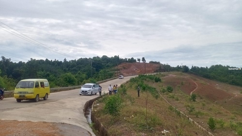 Jalan menuju Kampung Tua Tanjungpiayu Laut sudah mulus kembali setelah disemenisasi.