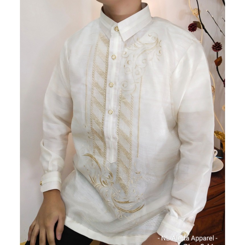 Pakaian tradisional Filipinan berbahan serat daun nanas.