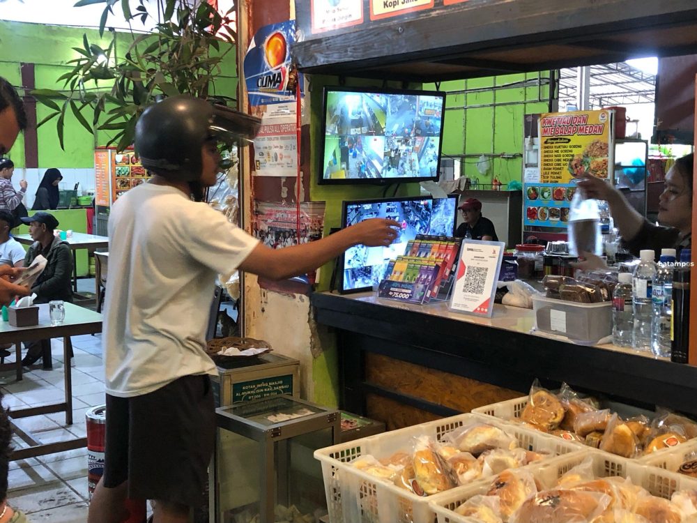 Salah satu kedai kopi di Batam menyediakan sistem pembayaran QRIS.
