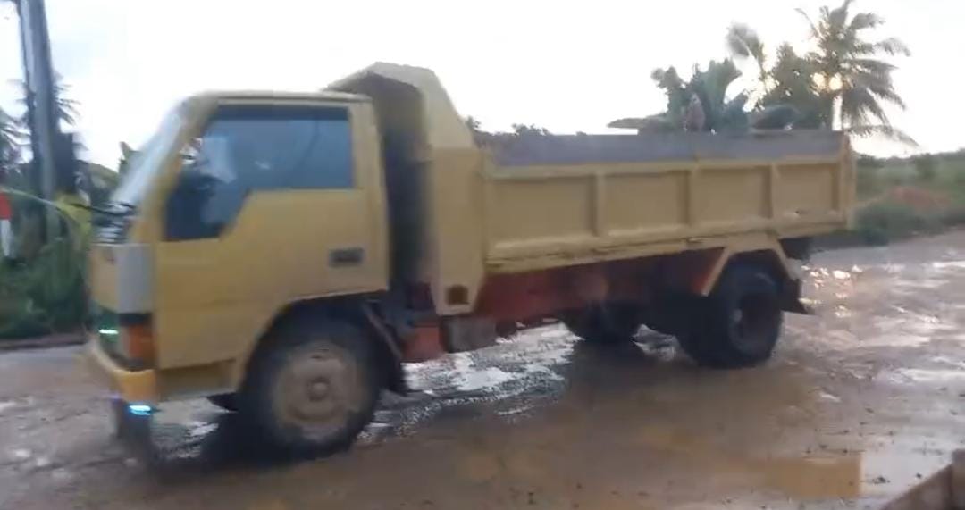 Warga memergoki truk yang mengangkut pasir dalam kondisi basah saat keluar dari lokasi tambang pasir di daerah Kawal, Bintan, Selasa (8/10/2024).