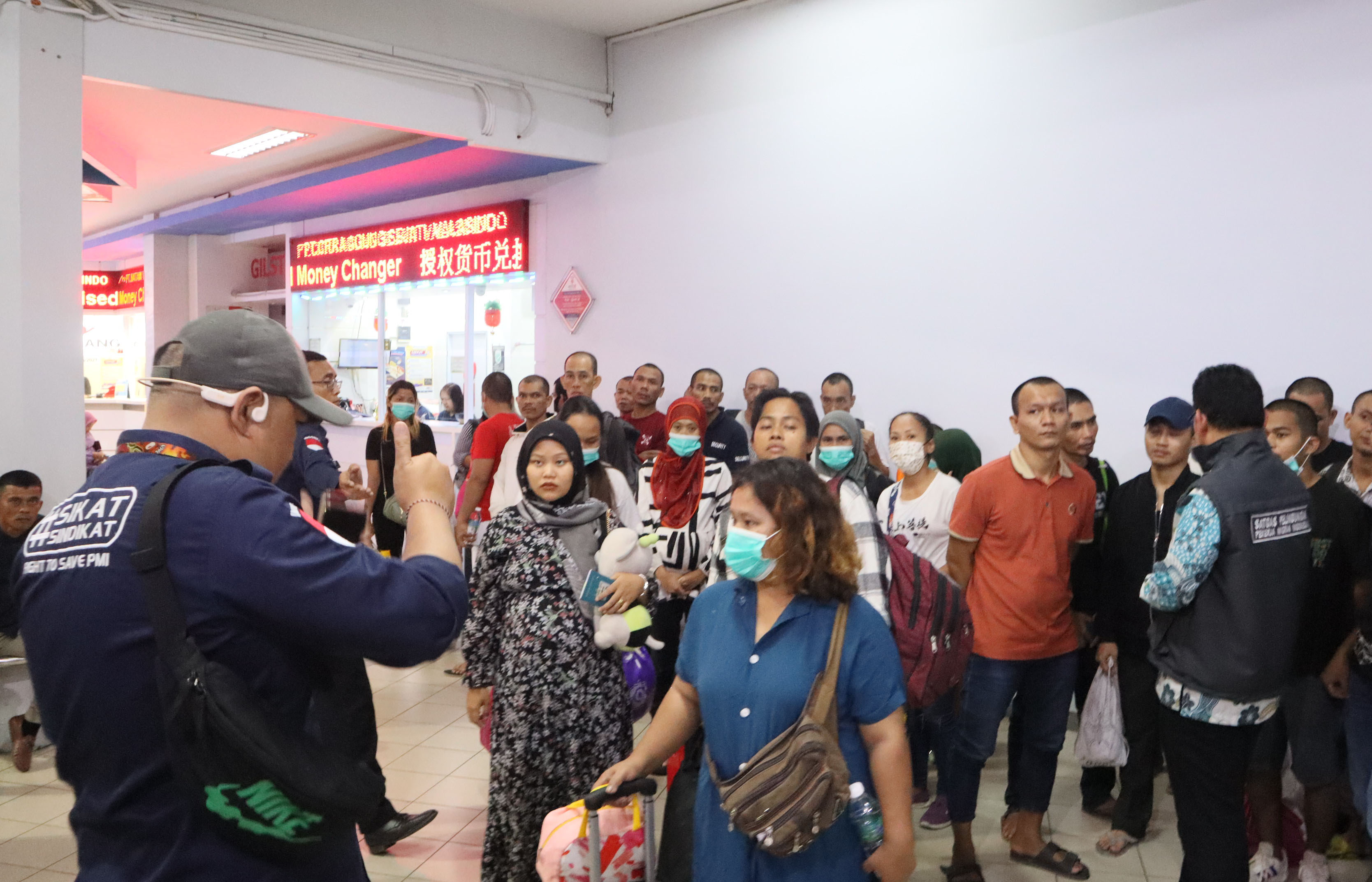 Petugas BP3MI mendata Pekerja Migra Indonesia yang dipulangkan dari negara Malaysia saat tiba di Pelabuhan Batamcenter, Kamis (10/10). Jumlah PMI yang dipulangkan sebanyak 88 orang. F Cecep Mulyana