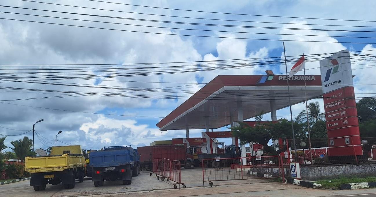 Kendaraan saat mengantre untuk mengisi BBM jenis solar di SPBU Km 16, Toapaya, Bintan.