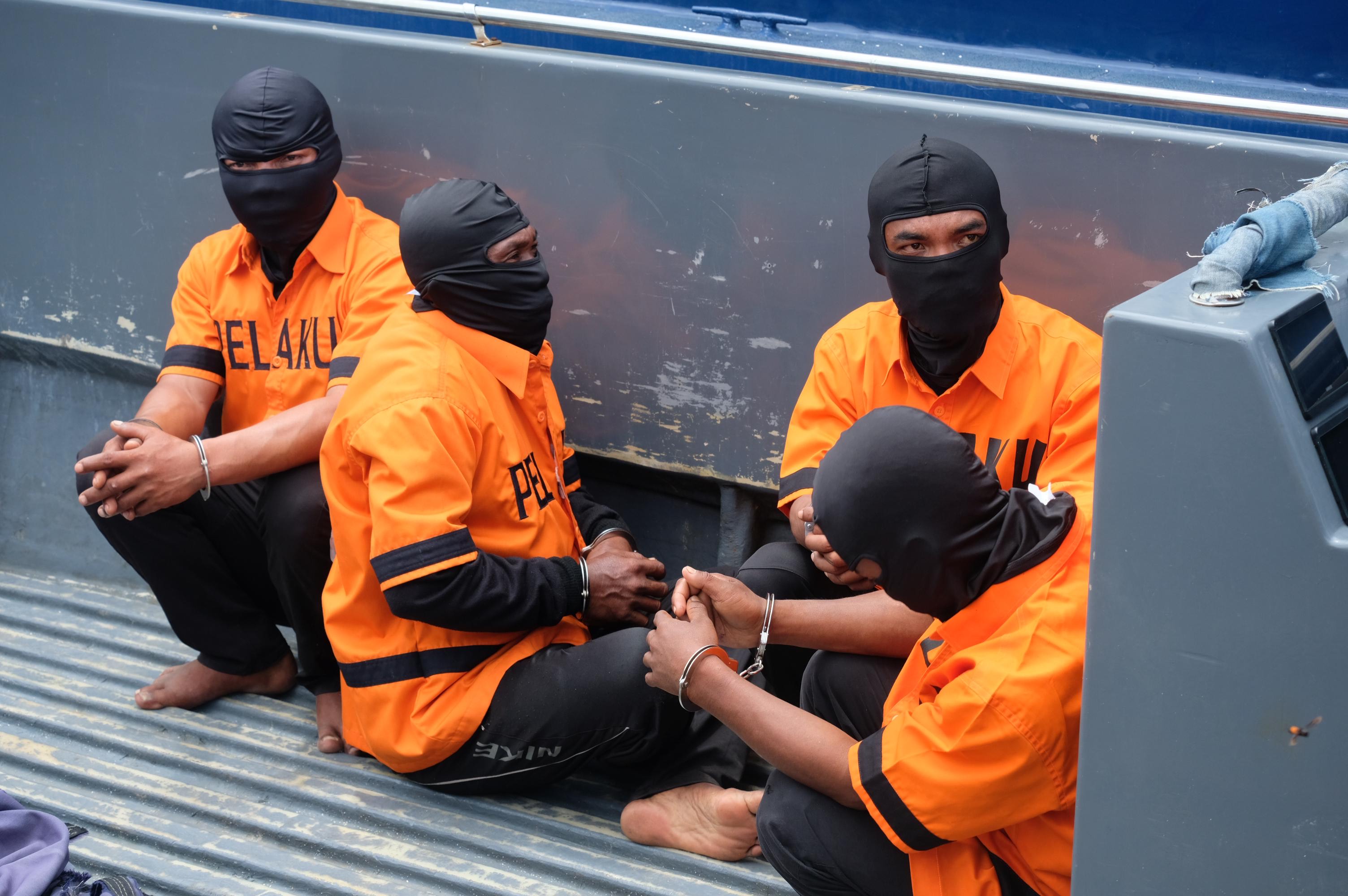 Pelaku penyelundupan 266.600 ekor Benih Bening Lobster (BBL) yang diamankan Bea Cukai Batam di Pulau Wisata Joyo, Bintan.  (f. Istimewa BC Batam untuk Batam Pos)