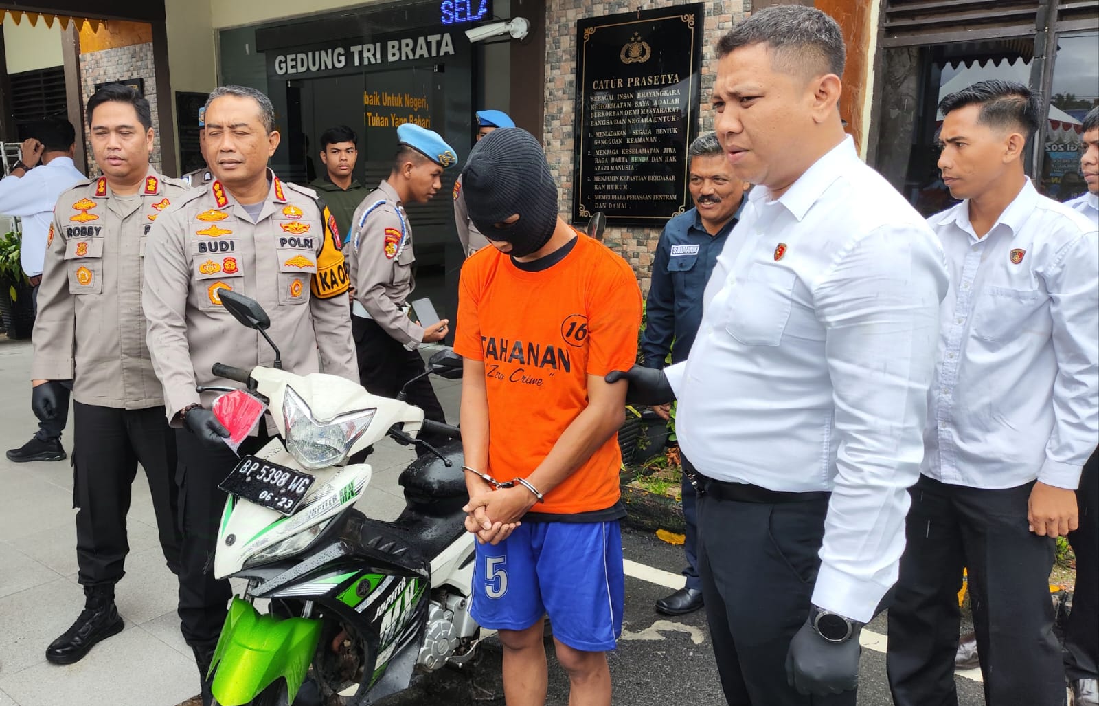 Polisi menunjukkan pelaku perampokan yakni Rian Setiawan beserta barang bukti motor yang digunakan untuk melakukan aksi kejahatan.