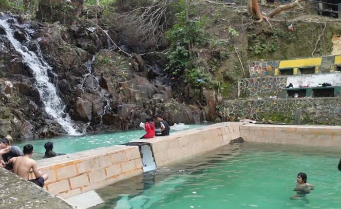 Pemandian air terjun yang bersumber dari Gunung Jantan menjadi daya tarik bagi wisatawan Malaysia untuk berkunjung.