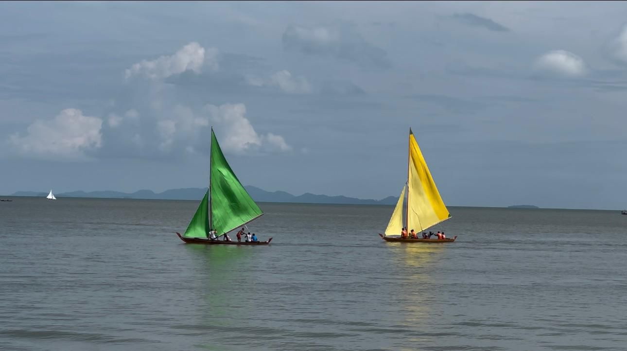 Lomba sampan layar yang dihelat sempena peringatan HUT Kabupaten Karimun.