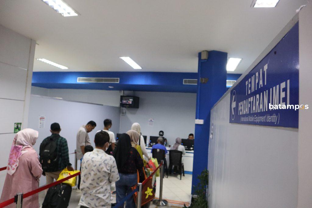Sejumlah penumpang yang baru tiba di Pelabuhan Internasional Batamcenter mendaftarkan IMEI ponsel di konter Bea Cukai. Foto: Cecep Mulyana/Batam Pos