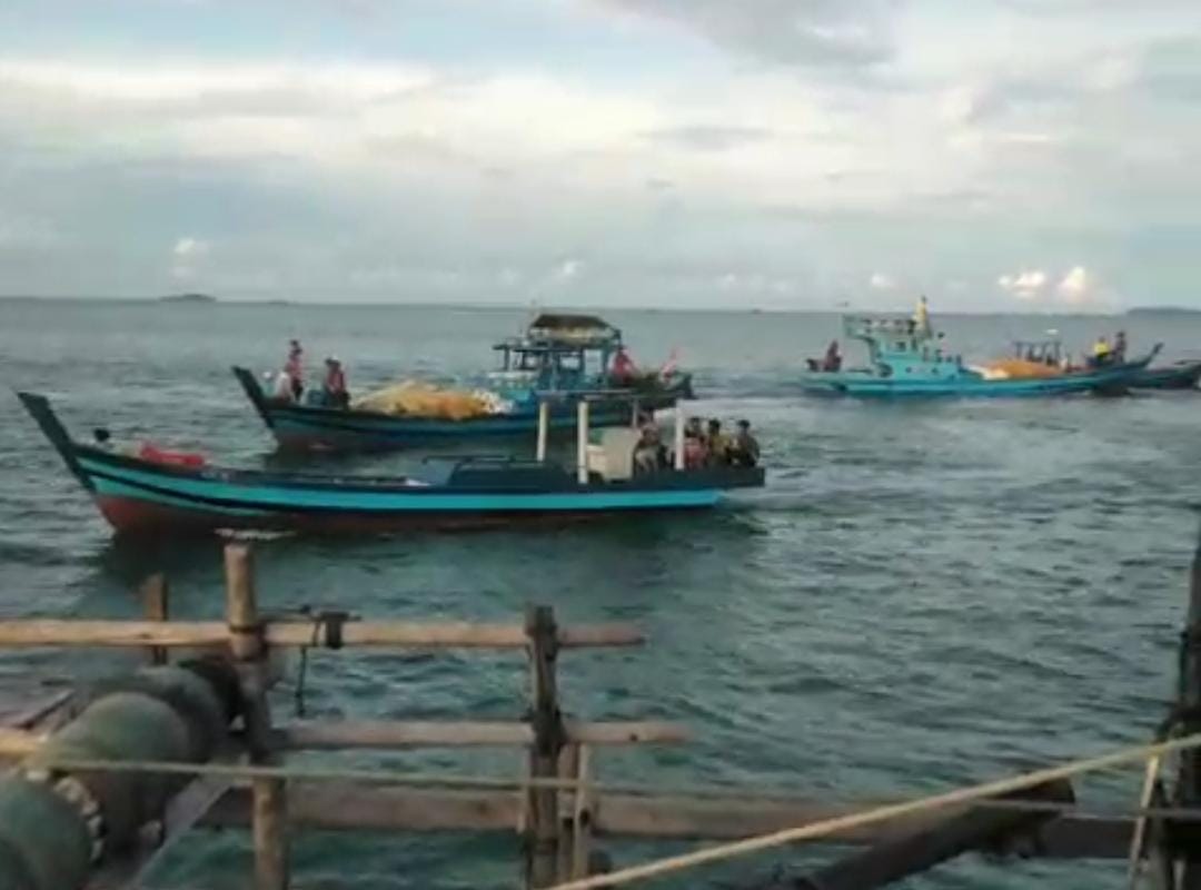 Sejumlah kapal pukat bilis yang terekam kamera nelayan saat beroperasi dekat kelong nelayan di perairan Manjin, Galang Batang, Bintan.