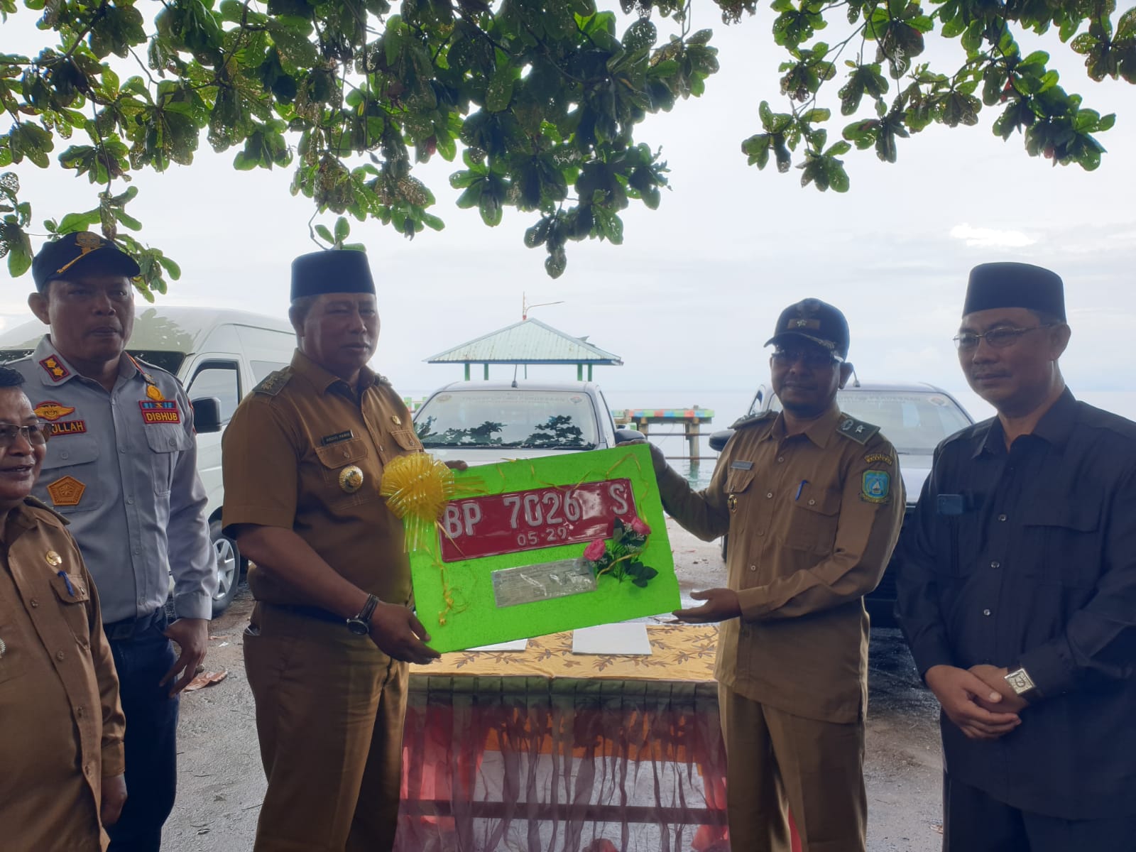 Bupati Anambas, Abdul Haris menyerahkan kunci mobil kepada Pemerintah Desa Tiangau