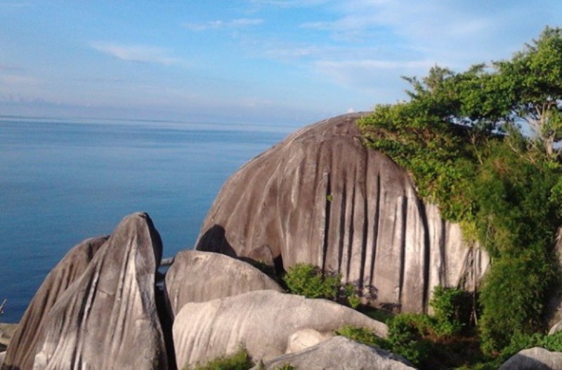 Hamparan bebatuan yang menghiasi Pantai Batu Limau Desa Ungar.