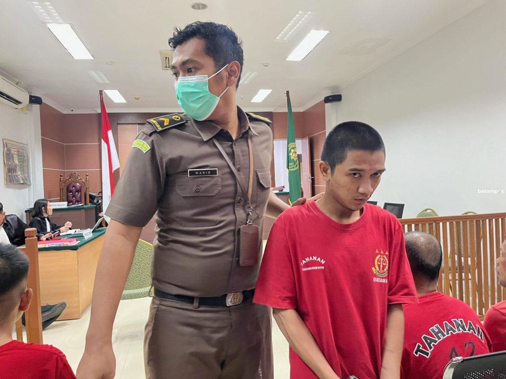 Azul Syah digiring usai menjalani sidang di Pengadilan Negeri Batam, Rabu (16/10).