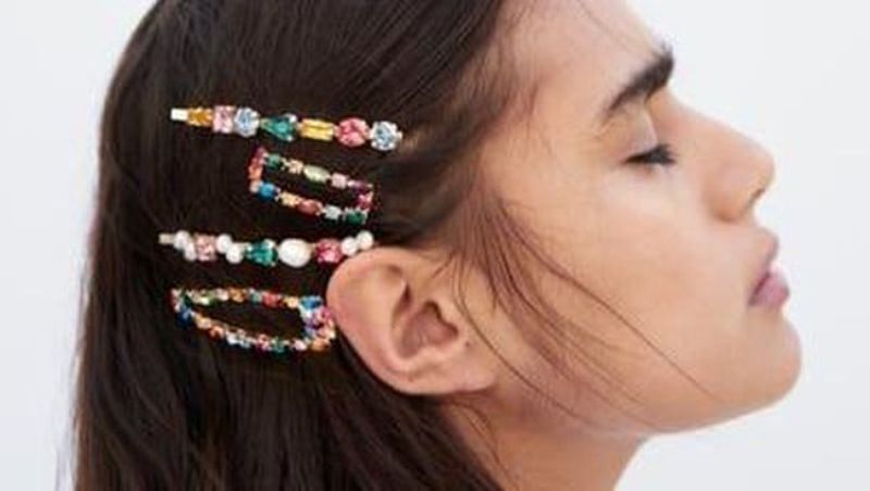 Ilustrasi. Aksesoris rambut diprediksi kembali booming di tahun 2025.