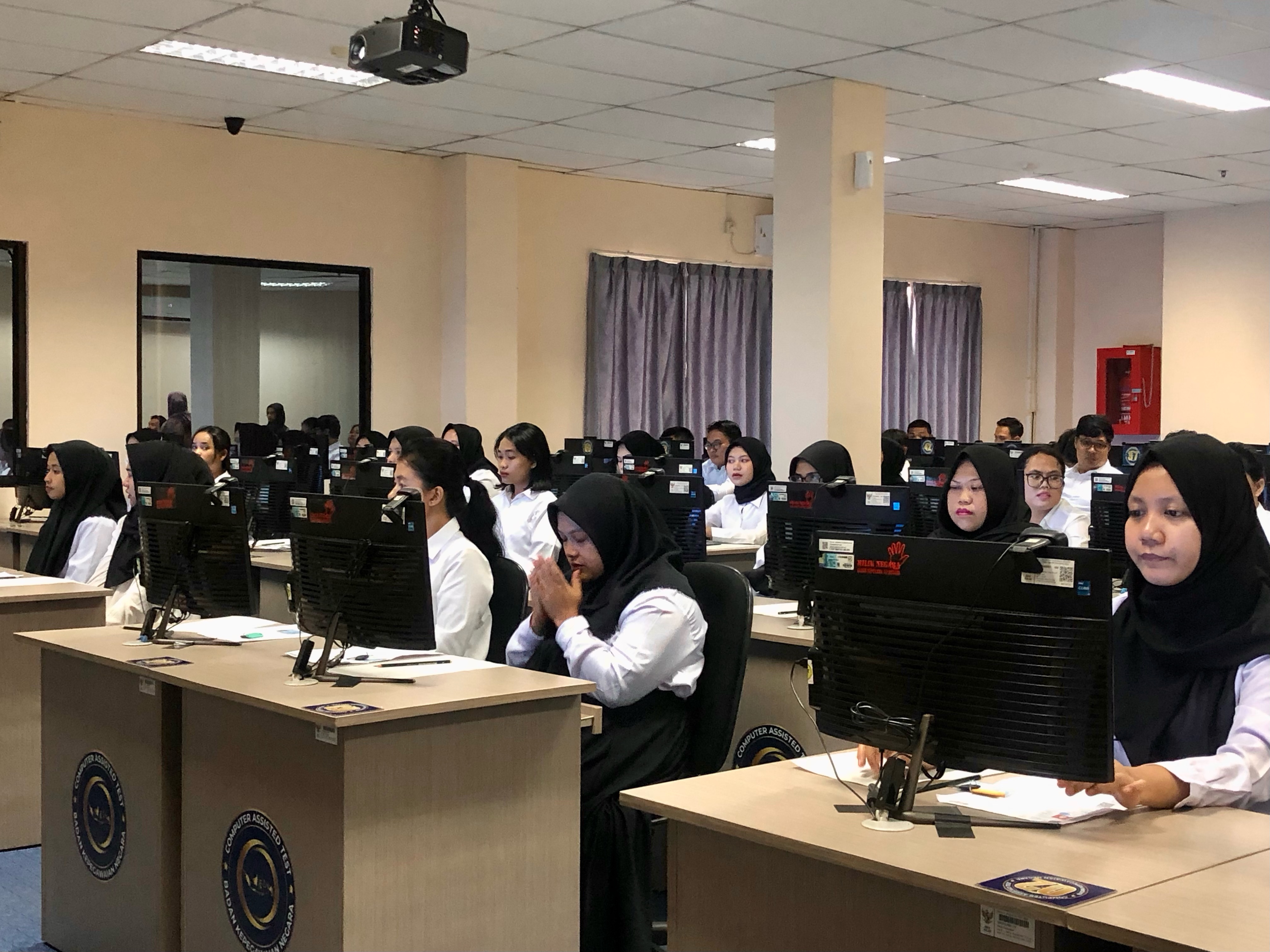 Pelaksanaan ujian Computer Assisted Test (CAT) Calon Pegawai Negeri Sipil (CPNS) 2024 di Kota Batam, Rabu, 16 Oktober 2024, di UPT Badan Kepegawaian Negara (BKN) di Gedung Bersama Pemko Batam.