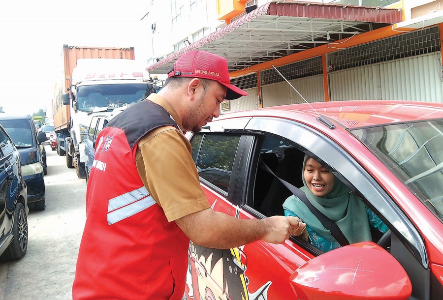 Ilustrasi: Kepala UPT Samsat Batuaji, Patrick Nababan, memeriksa surat kendaraan saat razia pajak kendaraan di Tembesi, Batuaji, Senin (13/11).