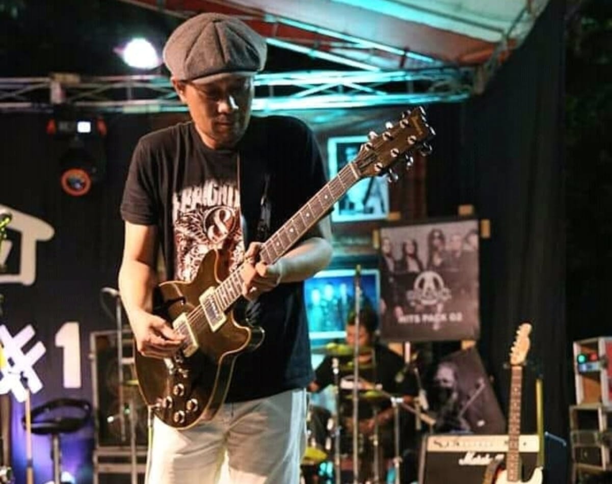 Gitaris merangkap penulis lagu, Teguh Diswanto saat tampil di salah satu event musik di Tanjungpinang.
