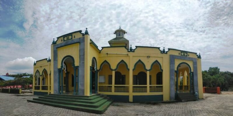 Masjid Al Mubaraq Kecamatan Meral yang dibangun diawal Pemerintahan Karimun Darussalam tahun.