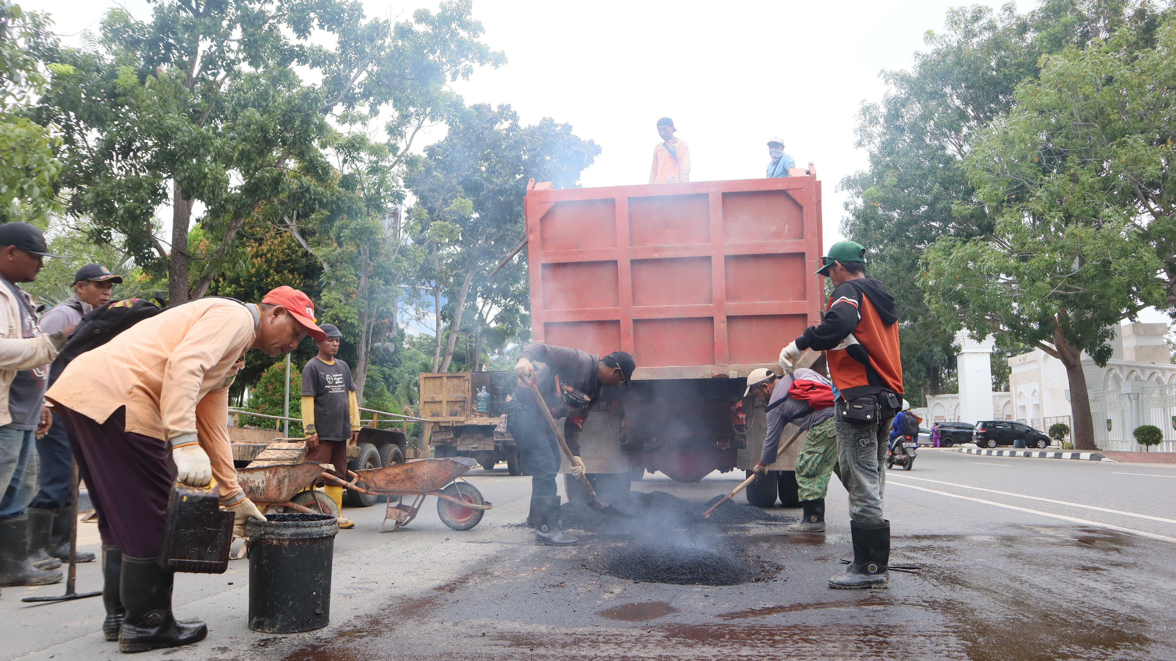 Dinas Bina Marga melakukan perbaikan jalan berlubang di Jalan Engku Putri Batam Center depan kantor Walikota Batam, Jumat (18/10).