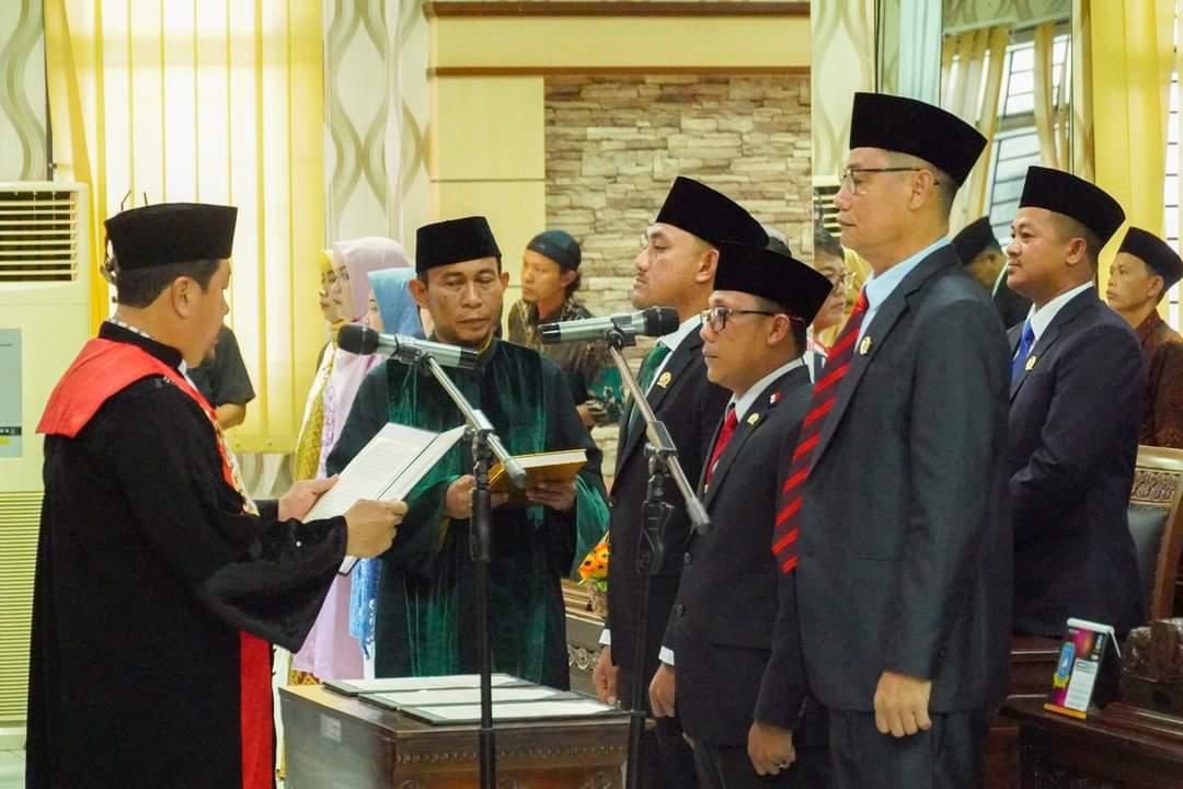 Ketua PN Natuna, Lodewyk Ivandrie Simanjuntak melantik tiga pimpinan DPRD Anambas
