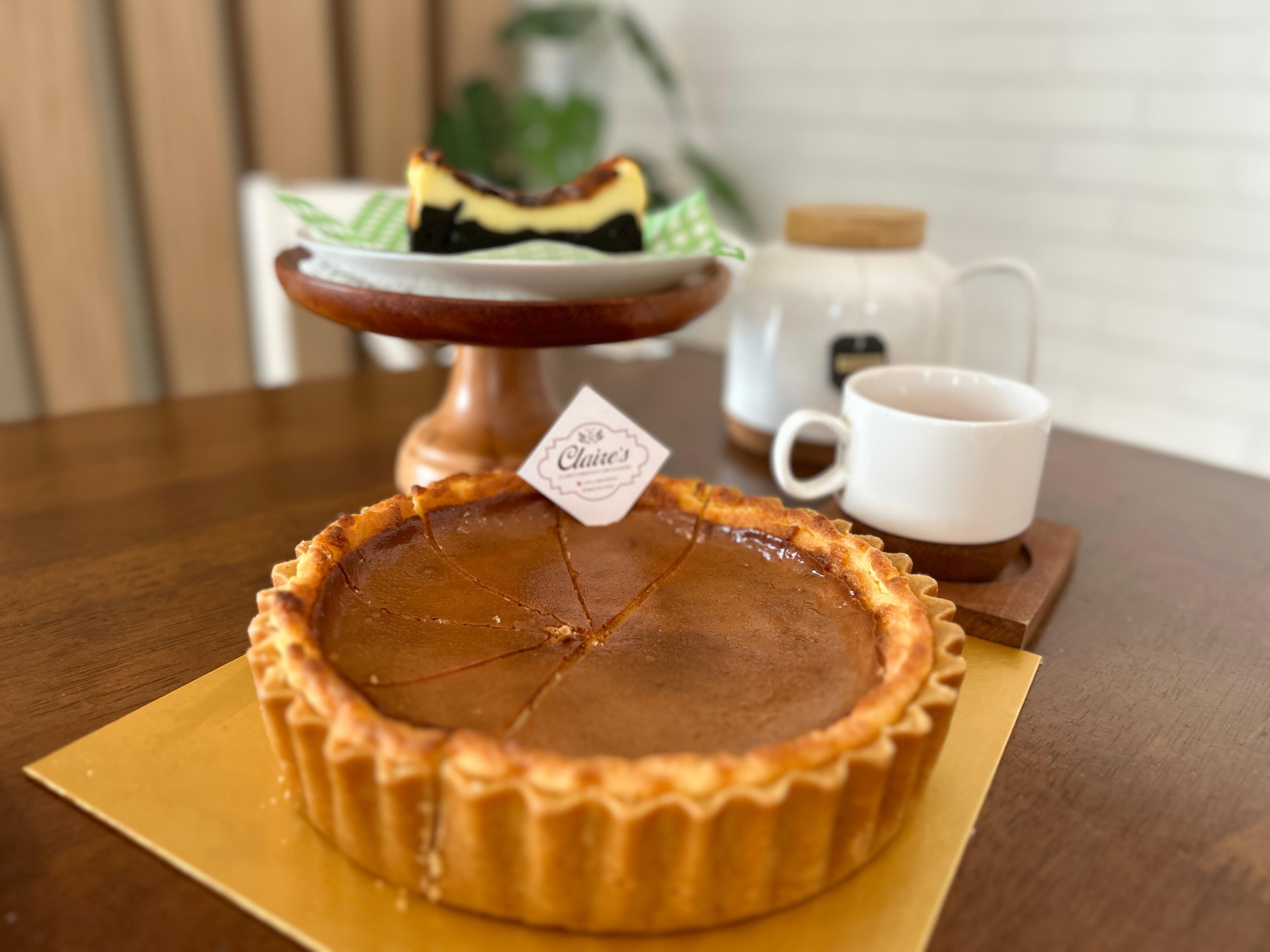 TAMPILAN cheese cake pie dan teh saat disajikan ke meja pelanggan di Claire