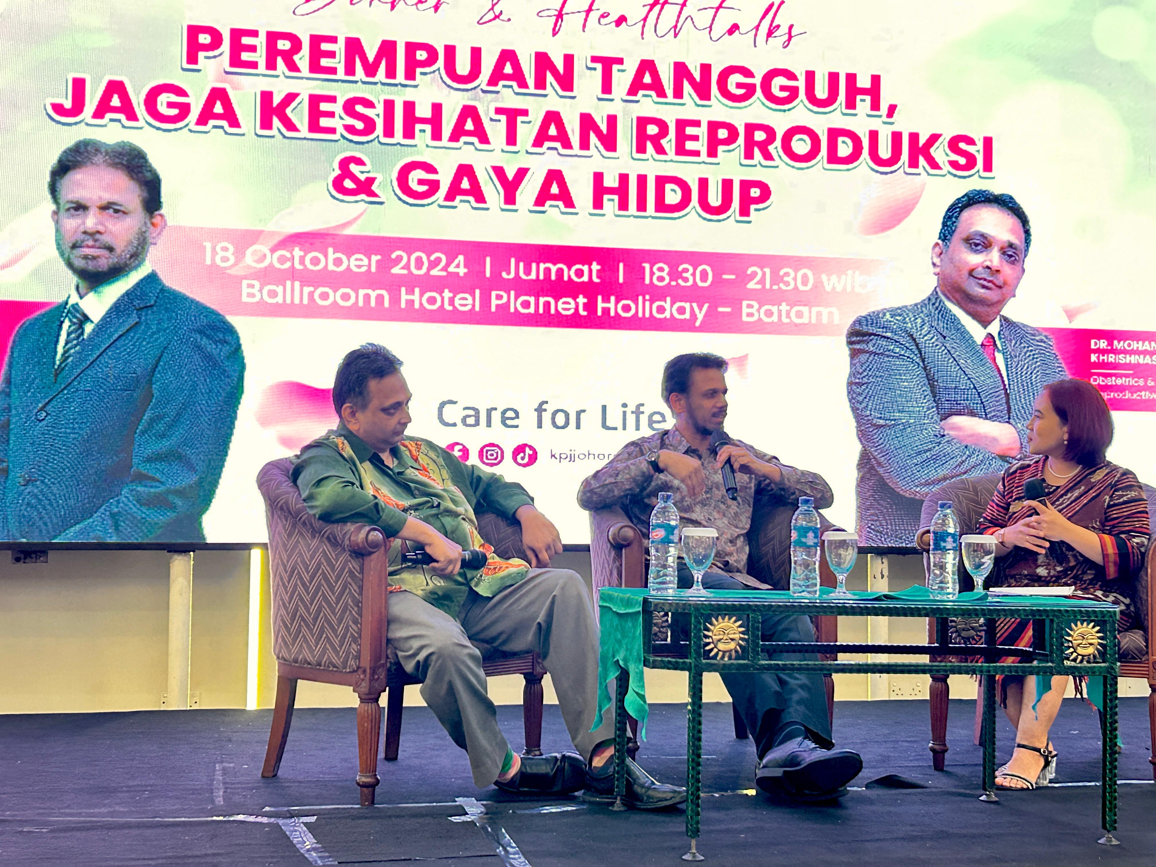 Dari kiri-kanan:Mohanraj Krishnasamy, Ginekolog KPJ Johor Specialist Hospital, Profesor DR Mohamad Ismail bin Ali, dokter specialist bedah KPJ Johor Specialist Hospital dan MC saat bincang sehat.