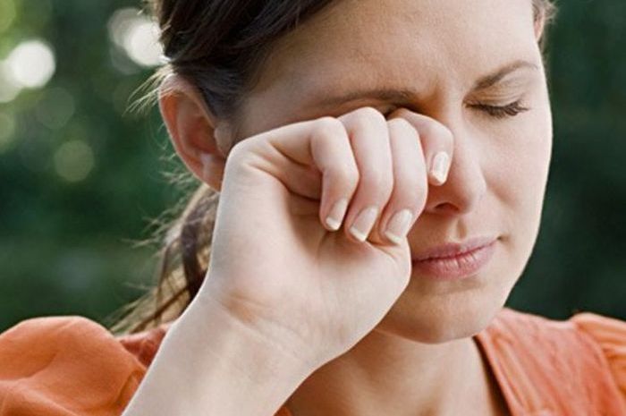 Ilustrasi. Kebisaan mengucek mata bisa menyebabkan kerusakan pada kornea.