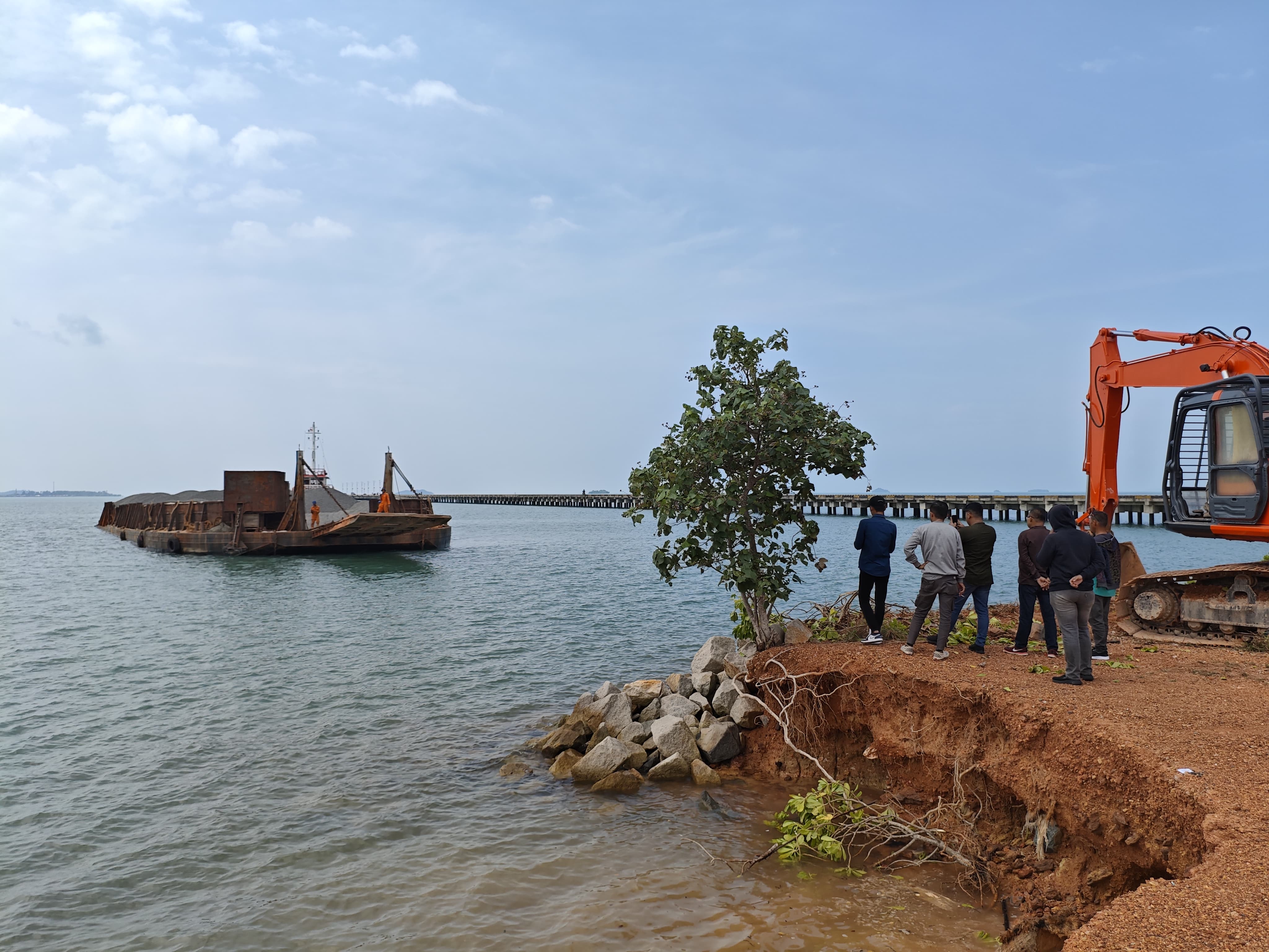 Proses bongkar muat perdana di Pelabuhan Tanjung Moco, Kota Tanjungpinang, Sabtu (19/10).