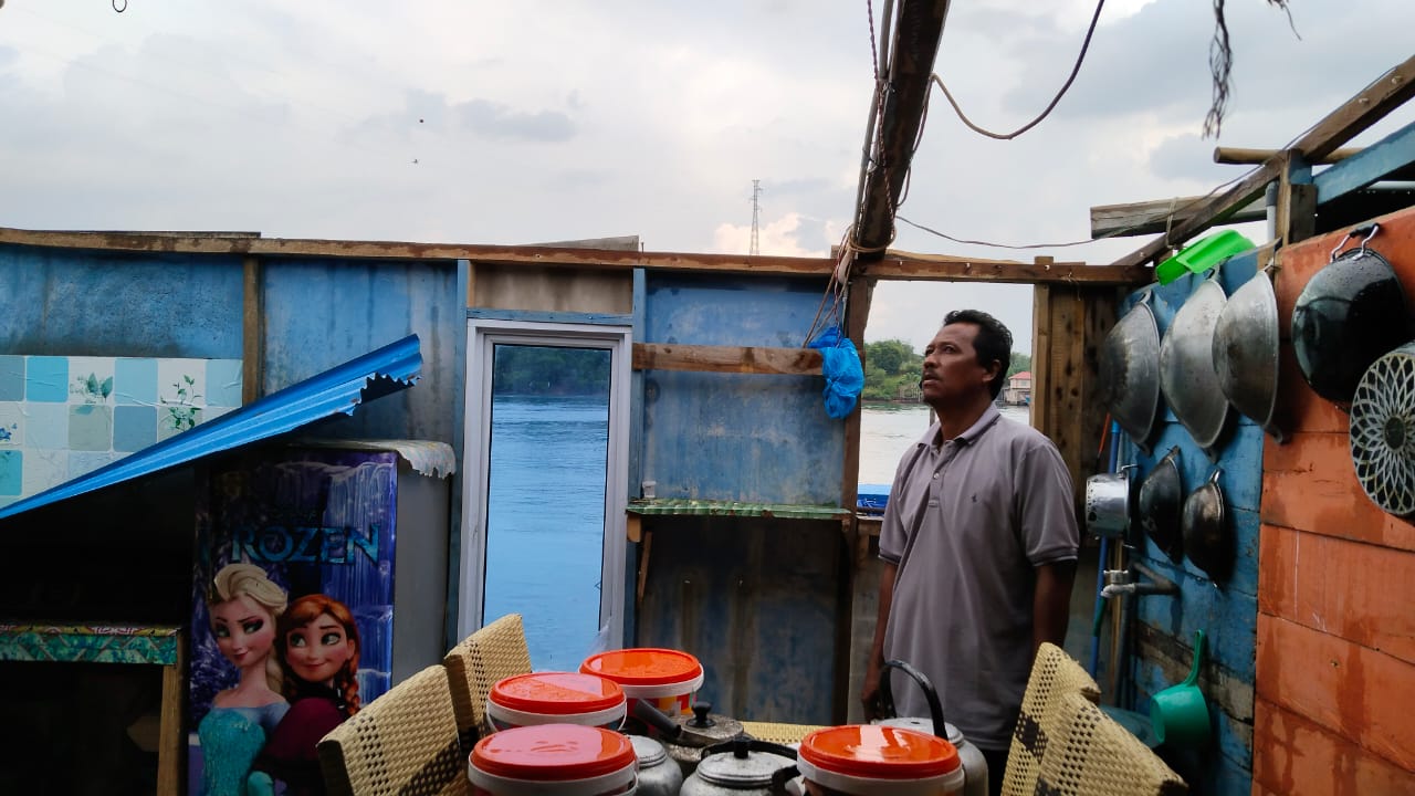 Atap rumah warga yang rusak setelah disapu angin kencang di Desa Air Glubi, Kecamatan Bintan Pesisir, Selasa (22/10/2024) siang.