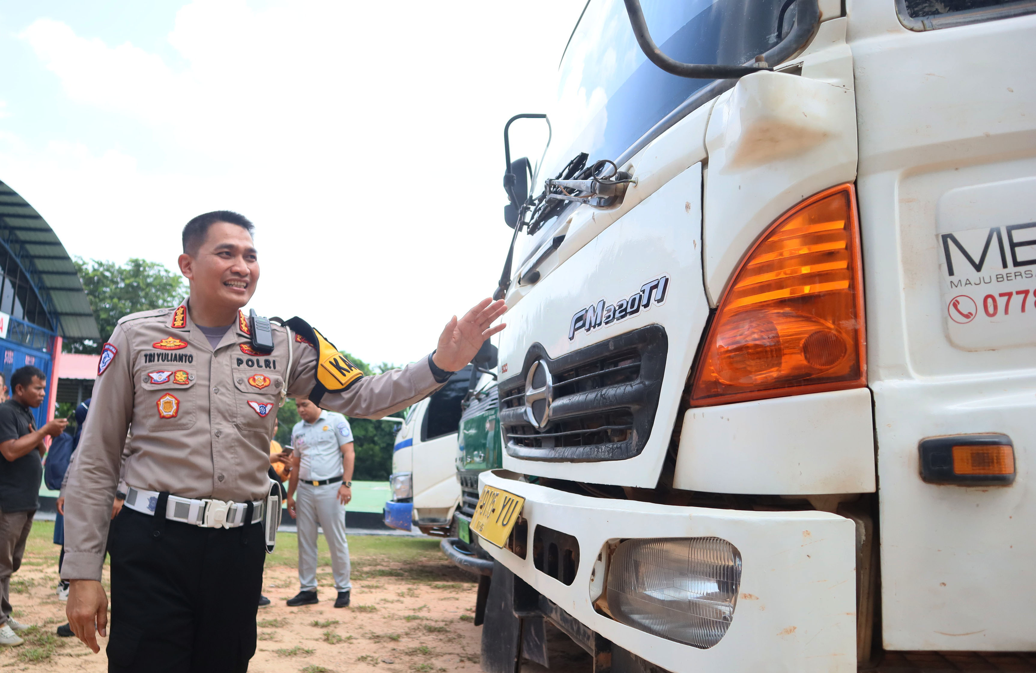 Dirlantas Polda Kepri Kombes Pol Tri Yulianto menunjukan sejumlah kenadraan yang terjaring razia operasi zebra seligi 2024, Selasa (22/10> F Cecep Mulyana/Batam Pos