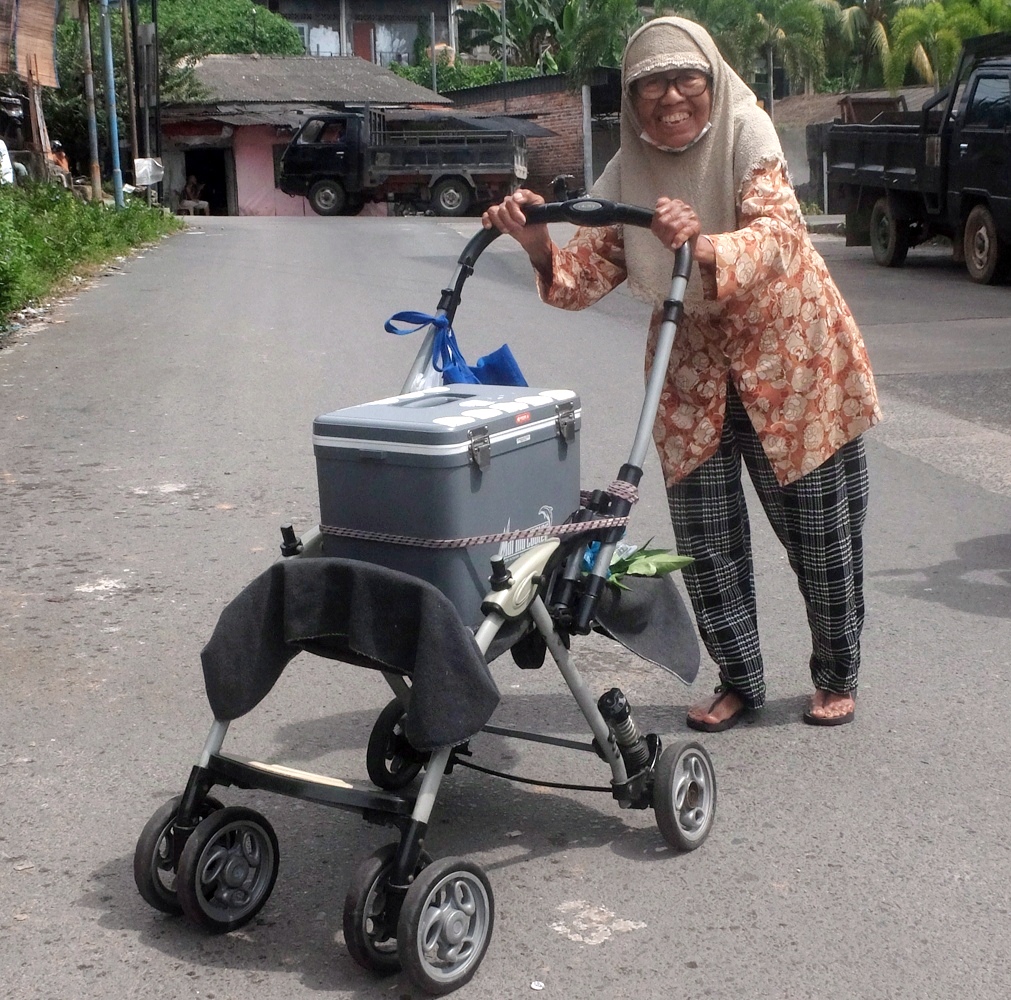 Saniar (82 tahun) saat menjajakan dagangan berupa es jeli dan kue serabi menggunakan kereta bayi di Jalan Bakar Batu Tanjungpinang.