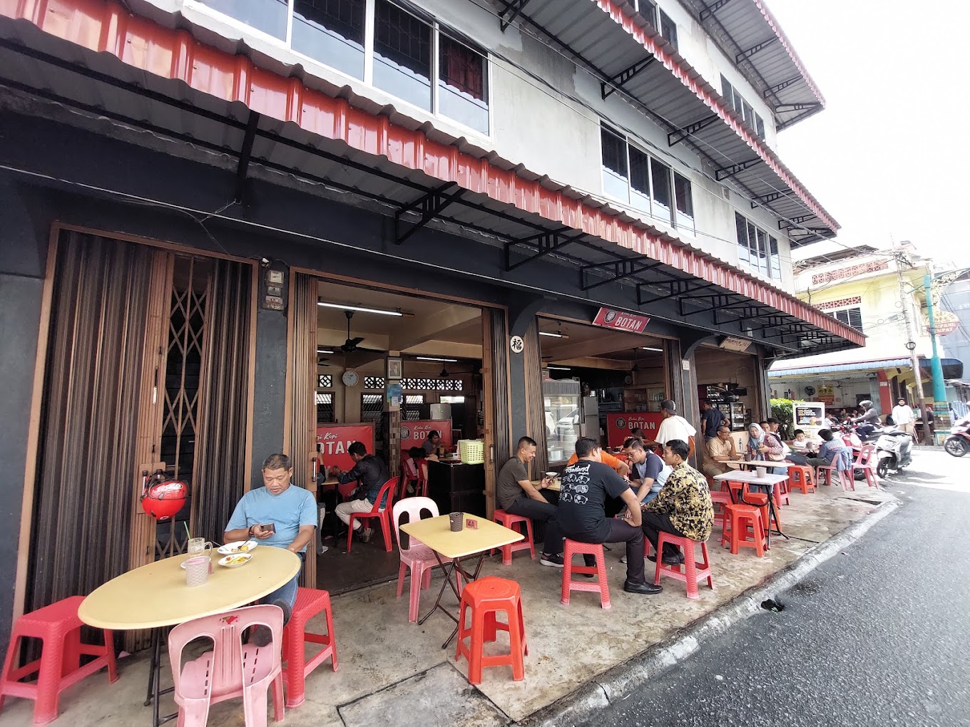 Legen dan favorit layak disematkan pada Kedai Kopi Botan yang sudah berdiri tahun 1947 ini.