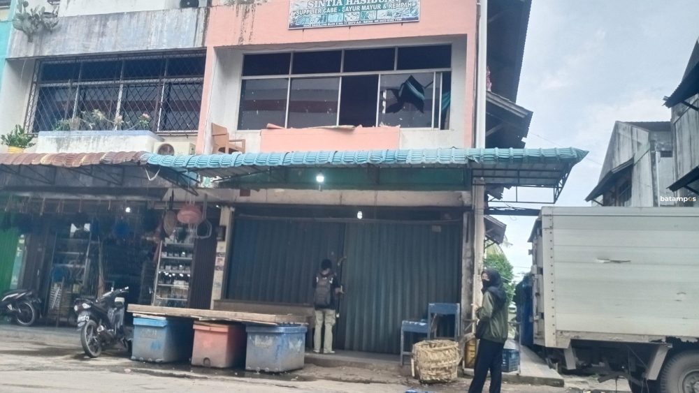 TKP pembunuhan Nelwina Tanjung, kasir toko sayur di komplek Pasar Sagulung.