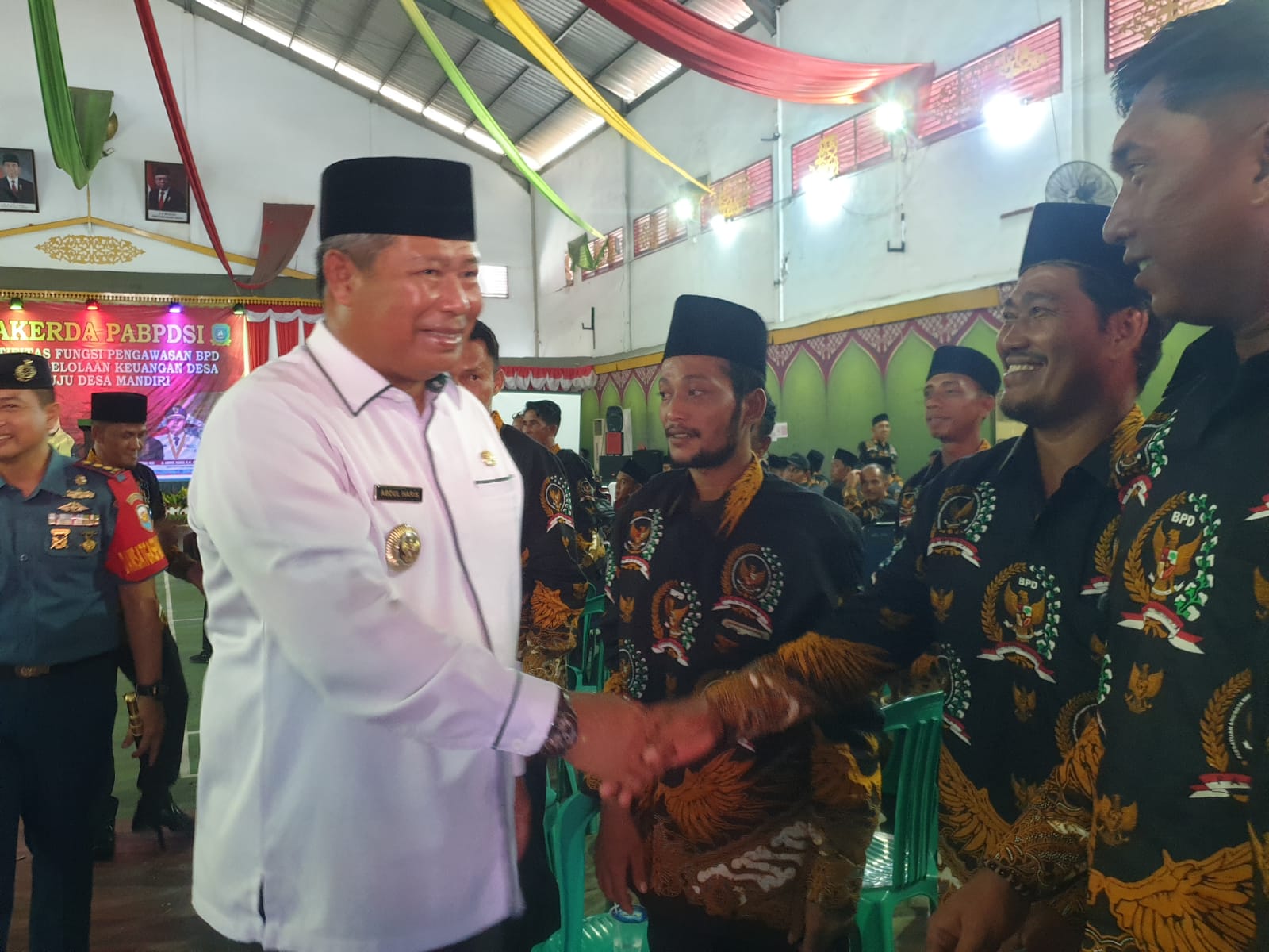Bupati Anambas, Abdul Haris menyalami anggota Badan Pemusyawaratan Desa (BPD) usai membuka Rakerda PABPDSI di Tarempa.