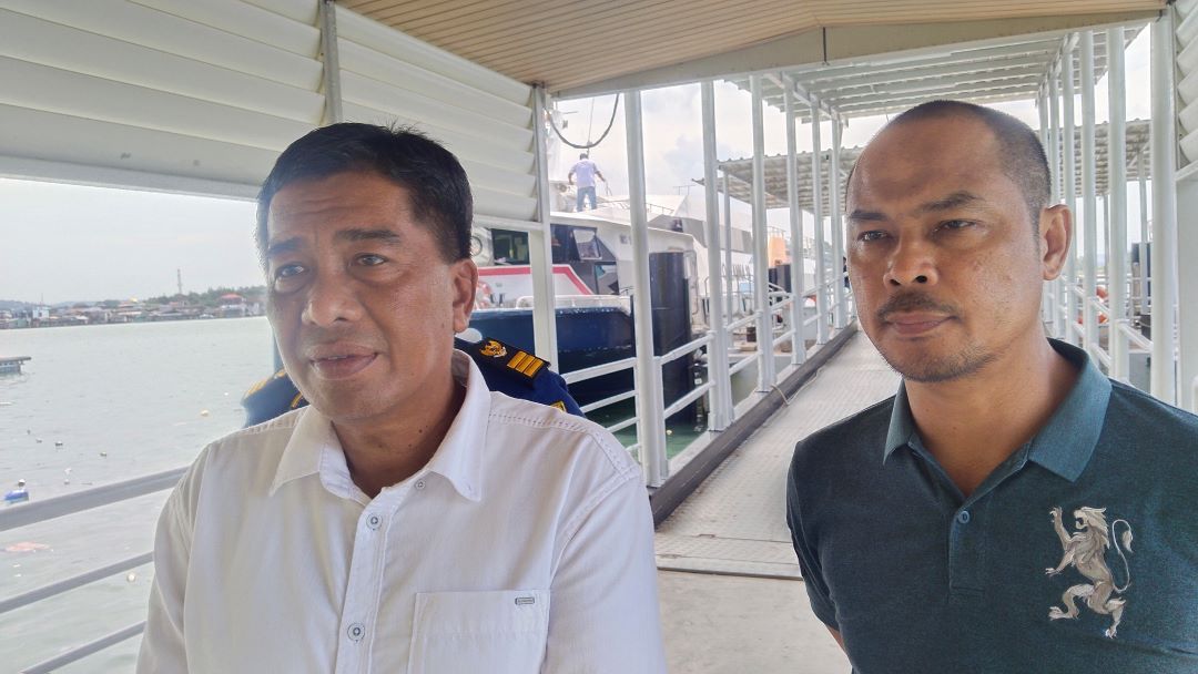 Kabid Gakum KSOP Batam, Yuzirwan Nasution menyebutkan pihaknya mengerahkan 4 kapal patroli untuk memantau kebocoran pipa minyak milik perusahaan raksasa energi, Shell, di perairan Singapura