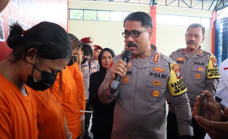 Direktur Direskrimsus Polda Kepi Kombes Pol Putu Yudha bersama Kombes. Pol. Zahwani Pandra Arsyad dan Kasubit memberikan keterangan pengungkapan  $ tersangka dalam kasus judi Online saat ekspos