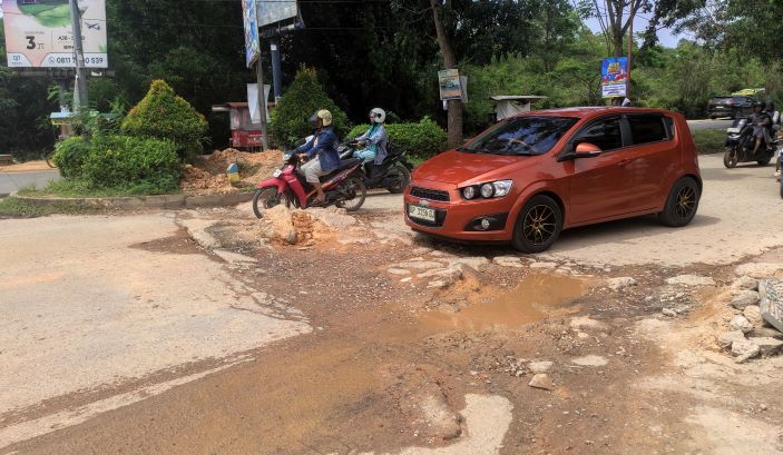 Kondisi jalan Dang Merdu Batubesar Nongsa dekat bundara SMAN 3 Batam rusak parah, Rabu (22/10).Jalan rusak ini selain mengganggu juga bisa membahayakan penggendara yang melintas dijalan tersebut.