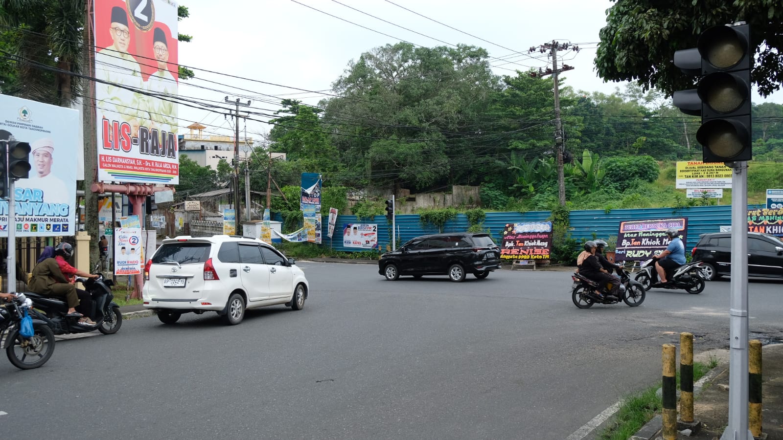 Kondisi lalulintas saat traffic light simpang pancur dalam kondisi tidak menyala, Kamis (24/10).