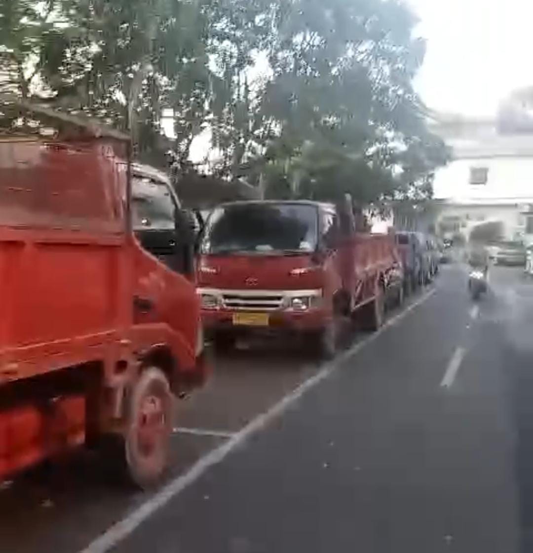 Lori yang parkir di kawasan Pasar Bincen untuk menghalau PKL diprotes oleh juru parkir, Kamis (24/10).