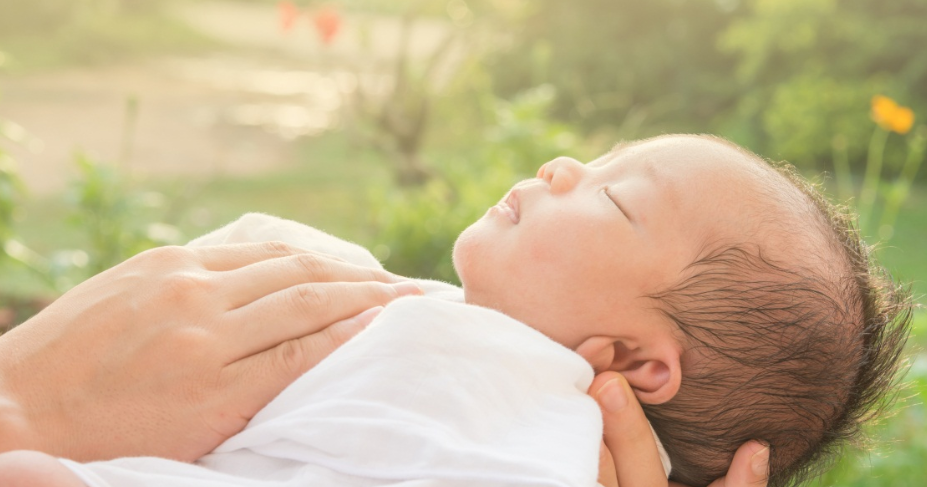 Ilustrasi. Membawa bayi berjemur di pagi bermanfaat bagi pembentukan vitamin D.