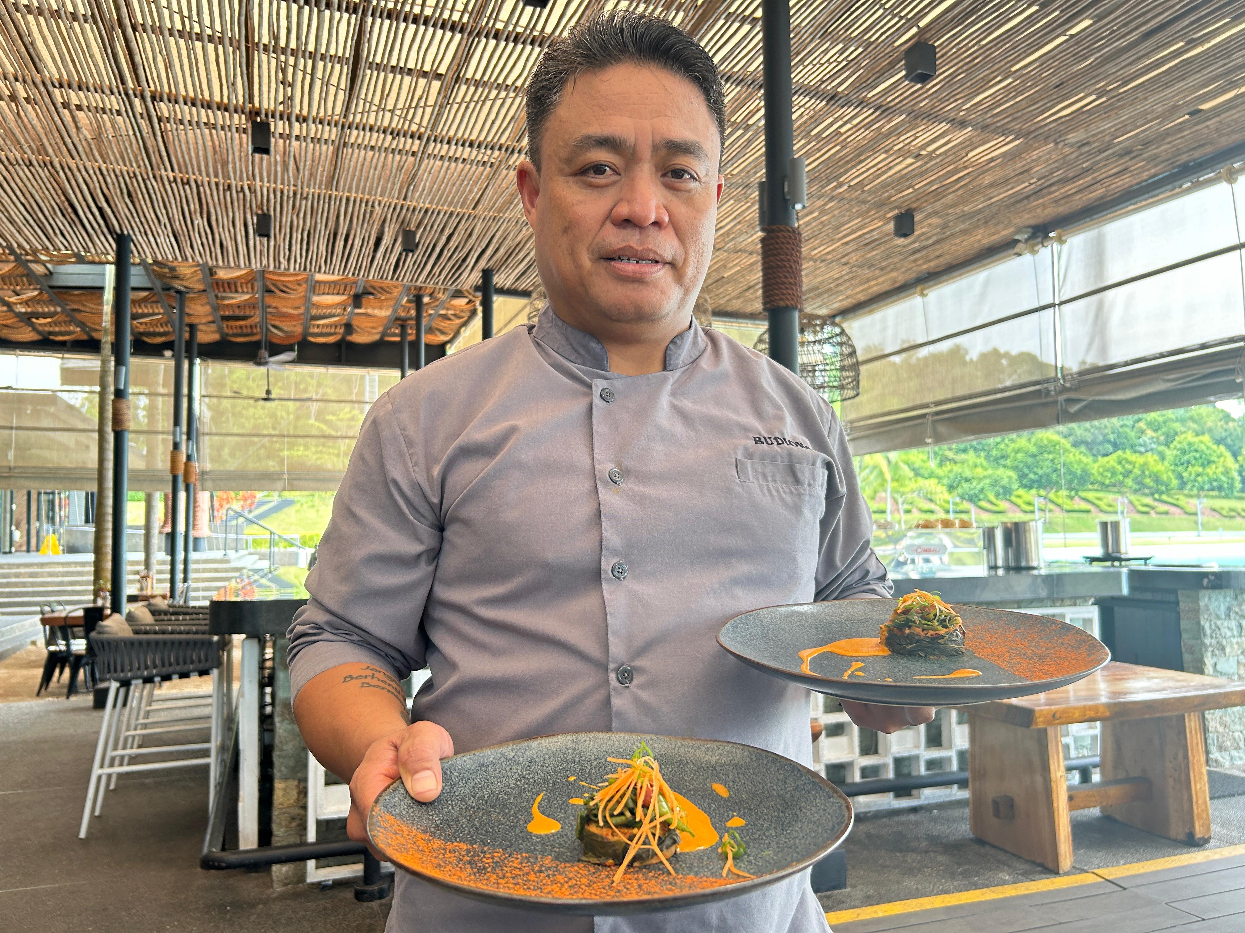 Chef Budiono menyajikan menu ala fusion, Bebek Betutu di The Patio Restaurant & Bar, Natra Bintan.