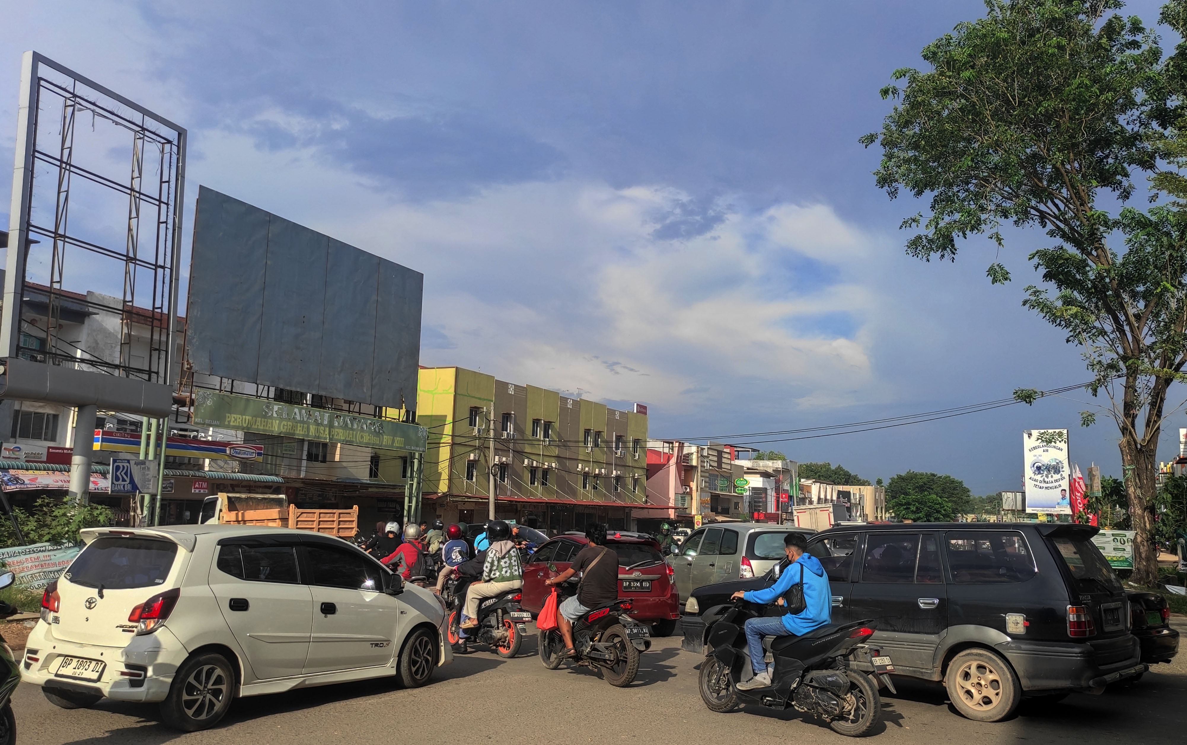 Kemacetan terjadi di Simpang Cikitsu Batamkota, Jumat (25/10). Kondisi ini terjadi dikarenakan selain jalan rusak juga sedang dilakukan pelebaran jalan.