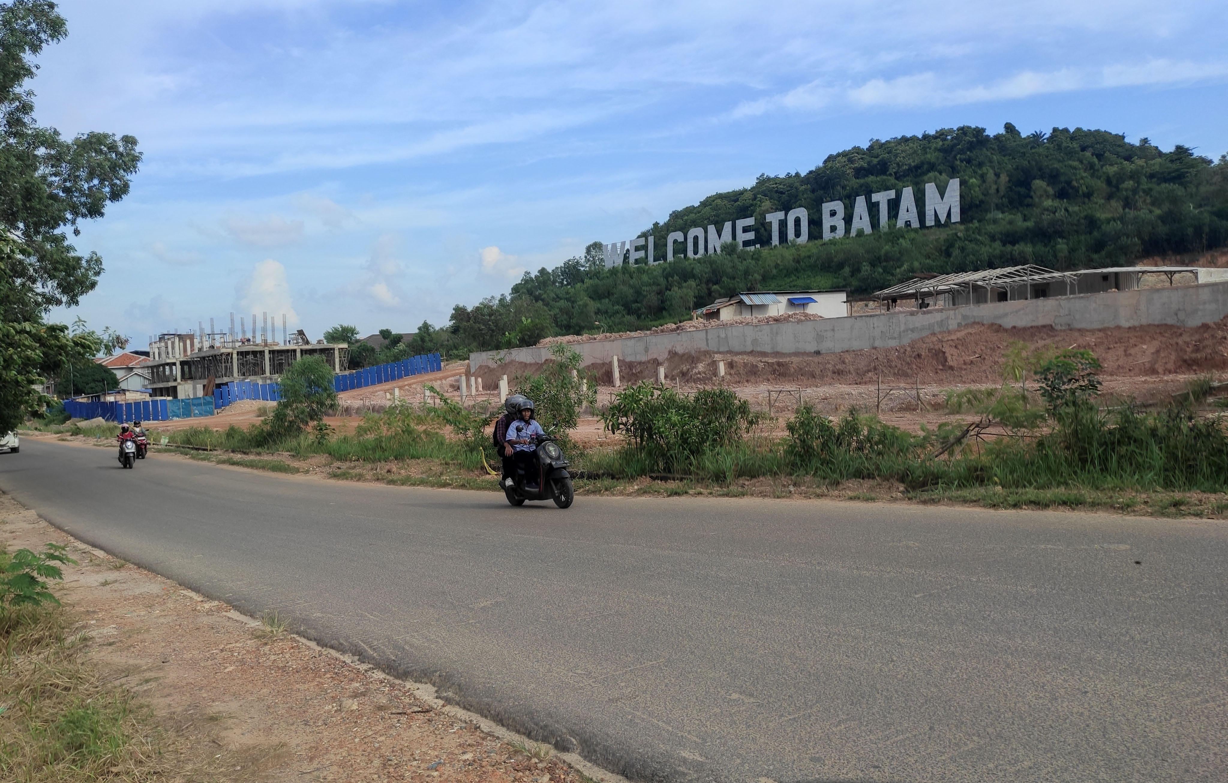 Pengendara sepeda motor melintas di kawasan Welcome to Batam, Jumat (25/10). Welcome To Batam merupakan salah satu ikon Kota Batam.