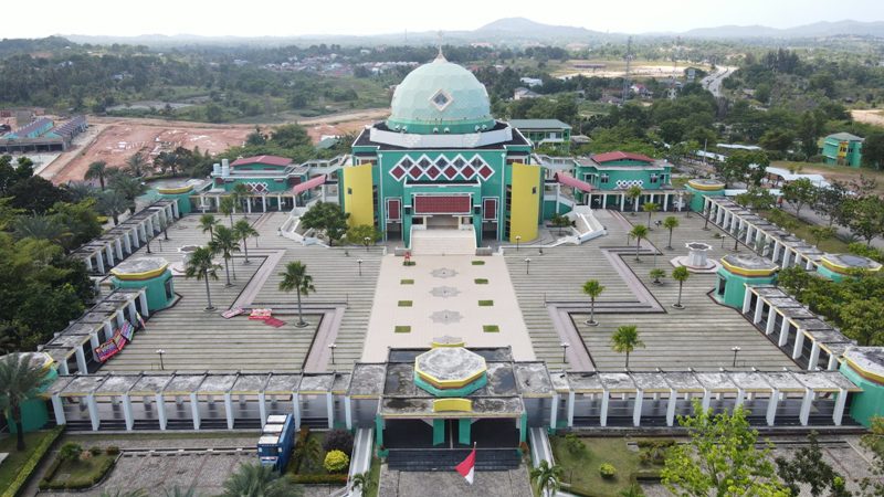 Masjid Agung Karimun swebagai pusat pendidikan, sosial, dan wisata religi.