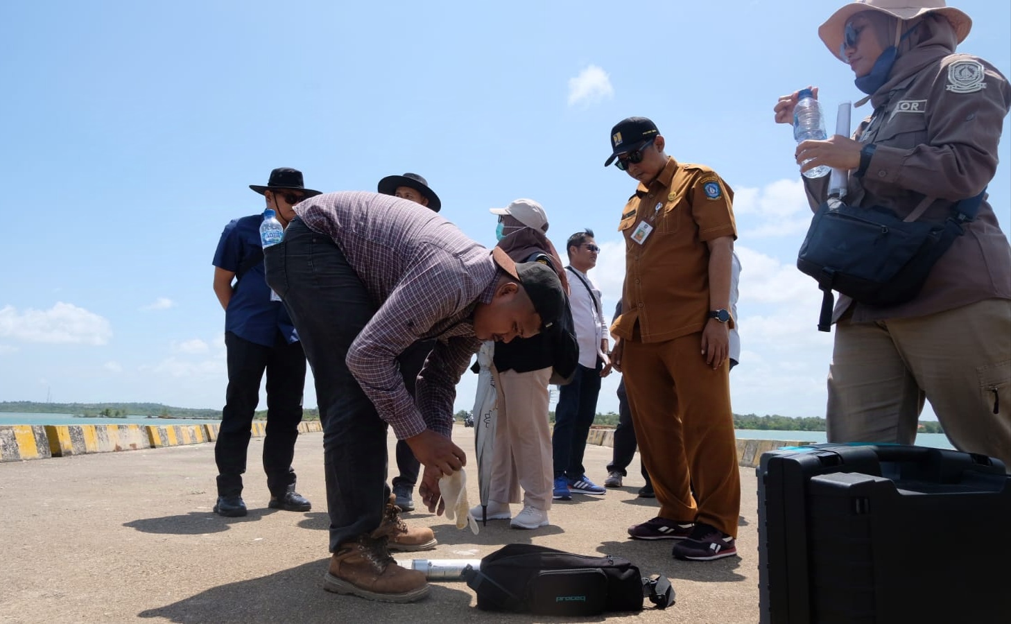 Penyidik Polda Kepri dan BPK memeriksa fisik pelabuhan Tanjung Moco Dompak Tanjungpinang.