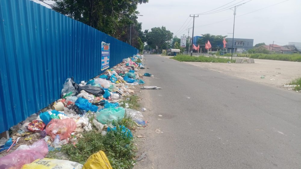 Sampah d pinggir jalan menuju Kaveling Baru Sagulung.