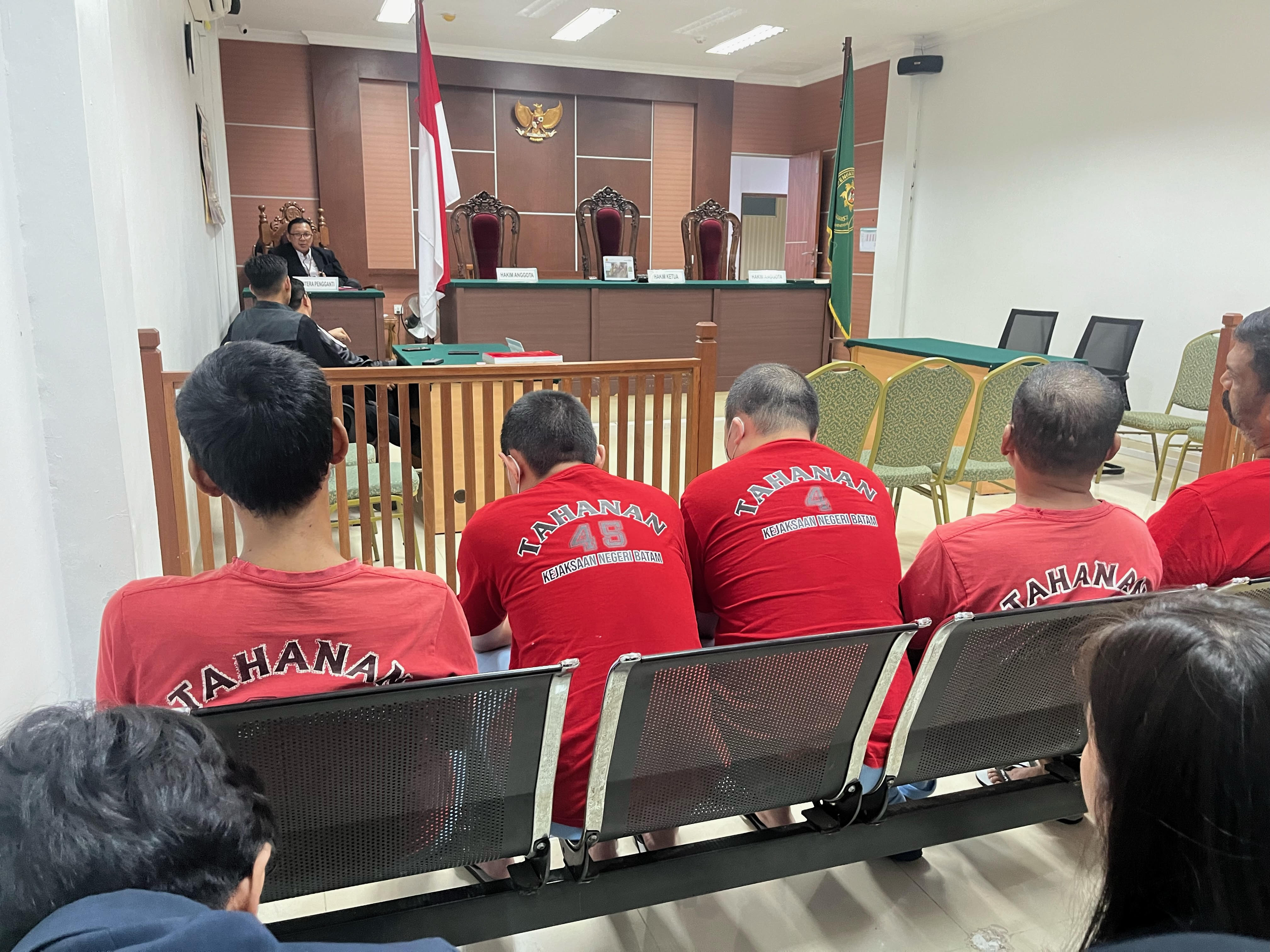 Terdakwa kasus judi online saat menjalani sidang di Pengadilan Negeri Batam, Senin (28/10). F.Yashinta/Batam Pos