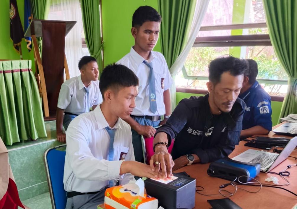 Petugas Disdukcapil Anambas sedang merekam data siswa SMA Negeri 1 Siantan Timur untuk dibuatkan Kartu Tanda Penduduk (KTP).