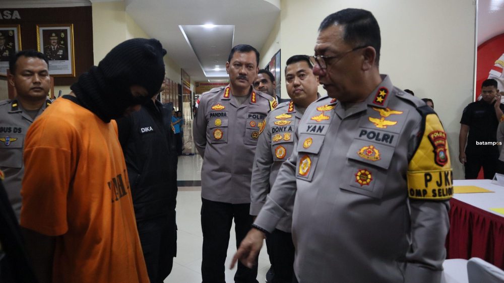 Kapolda Kepri Irjen Pol Yan Fitri Halimasyah didampingi Dikrimum dan Kabid Humas Polda Kepri menginterograsi tersangka penikaman saat ekspos di Mapolda Kepri, Senin (28/10).