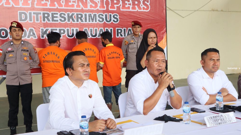 Wakil Direktur Reskrimsus Polda Kepri, AKBP Ade Kuncoro Ridwan bersama Kasubdit dan jajaran memberikan keterangan terkait tiga tersangka penambang pasir ilegal di Mapolda Kepri, Senin (28/10).