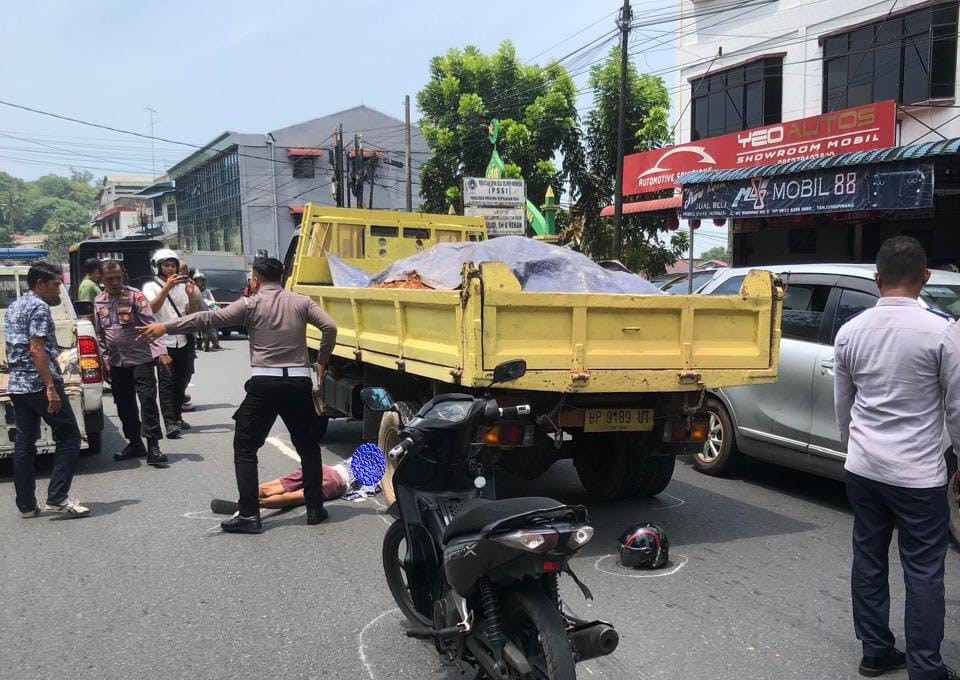 Pemotor lansia usai tertabrak lori pengangkut tanah di Jalan MT. Haryono batu 3 Tanjungpinang, Rabu (30/10).
