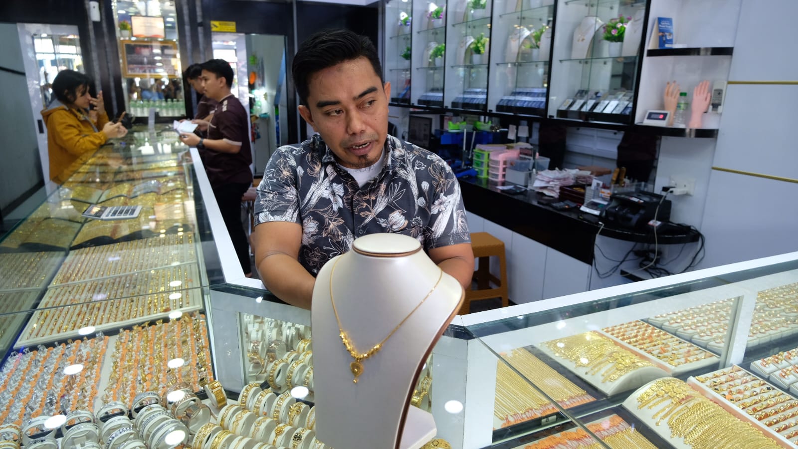 Nasrul menunjukan kalung emas yang hampir serupa denga kalung yang dibawa oleh tiga pelaku, Rabu (30/10).